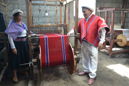 Nancy y José Sisa son los únicos que tejen la vestimenta indígena en Chibuleo San Francisco, sur de Ambato.
