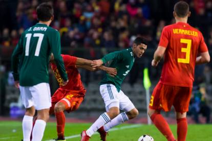 Raúl Jiménez intenta desbordar la defensa belga bajo la atenta mirada de Thomas Vermaelen