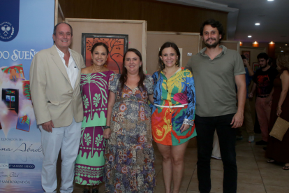Karyna junto a sus padres, Víctor y Karyna Arteaga, y sus hermanos Lidia y Victorino.