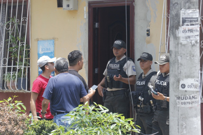 Agentes policiales acudieron al inmueble en el que hallaron al sociólogo y periodista Jorge Cuesta, en Sauces 6, norte de Guayaquil.