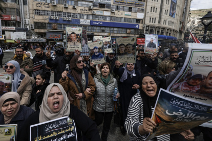 Familiares de presos palestinos portaban pancartas y coreaban consignas durante una manifestación en Nablus, ciudad de Cisjordania ocupada por Israel, el 31 de marzo de 2026.