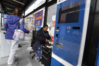 En todas las paradas del Trole ya se colocó los lectores de tarjetas y las máquinas para colocar el monto exacto del pasaje.