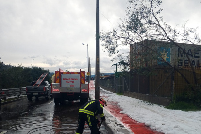 Los bomberos realizaron labores para evacuar el agua lluvia acumulada en la Ruta Viva.