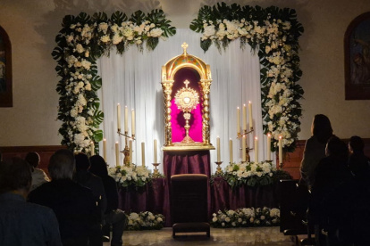 Oración y silencio marcan la visita a las siete iglesias