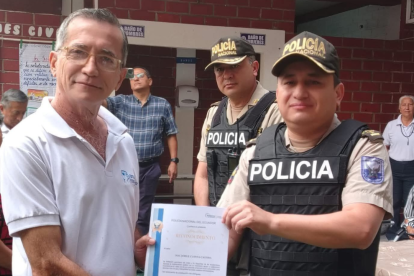 Momento en que Jorge Cuesta recibe un reconocimiento de la Policía Nacional del Ecuador.