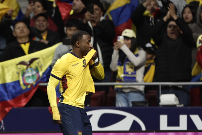 El delantero de Ecuador, John Yeboah, celebra el primer gol del combinado ecuatoriano durante el partido amistoso que los combinados nacionales de Marruecos y Ecuador disputan este viernes en el estadio Metropolitano, en Madrid.