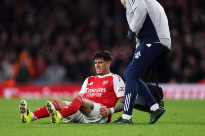 Piero Hincapié, defensa ecuatoriano del Arsenal, es atendido por el cuerpo médico tras lesionarse