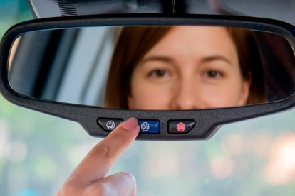 En una emergencia se debe presionar el botón rojo, nexo con la plataforma OnStar.
