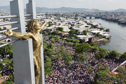 Cada año, cientos de ecuatorianos se congregan en la plaza donde se erige el Monumento a la Fe del Cristo del Consuelo, uno de los principales puntos de encuentro de esta manifestación religiosa.