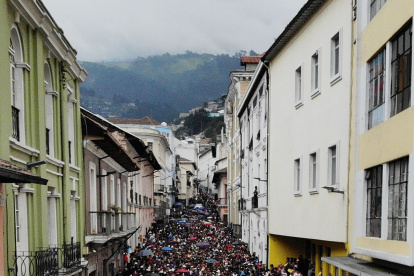 Fieles acompañan la procesión de Jesús del Gran Poder en el Centro Histórico de Quito durante el Viernes Santo.