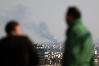 Se observa una columna de humo tras un ataque aéreo en el centro de Teherán, Irán, el 1 de abril de 2026.