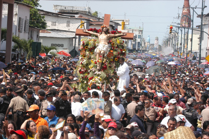 Históricamente, miles de personas han recorrido las calles de Guayaquil en la procesión del Cristo del Consuelo, apoyados por un operativo interinstitucional de seguridad y movilidad.