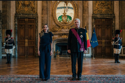 Andrea González y el rey Felipe de Bélgica durante la entrega de credenciales en Bruselas