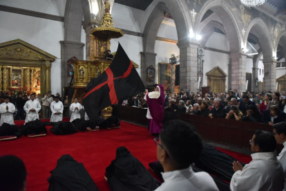 Arrastre de Caudas en Quito, 1 de abril de 2026: sacerdotes recorren la iglesia con caudas negras en solemne procesión de Semana Santa.