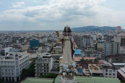 Una imagen de Jesucristo destaca en la cúpula de la Catedral de Guayaquil, ubicada en el centro de la ciudad.