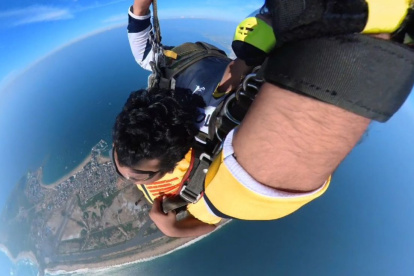 El periodista Schuberth Suing llevó su amor al Barcelona SC al límite al lanzarse en paracaídas tras la clasificación de Barcelona SC.