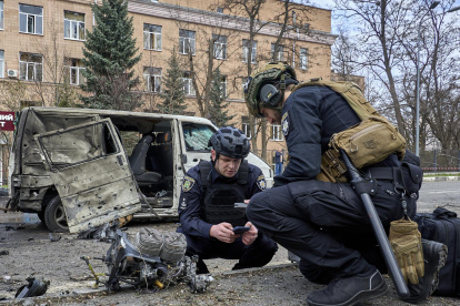 Expertos ucranianos trabajan en el lugar de un ataque con drones rusos en una zona residencial de Járkov, el 3 de abril de 2026, en medio de la invasión rusa.