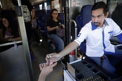El conductor salvadoreño Irving Ayala trabajando en San Antonio de Escazú (Costa Rica)