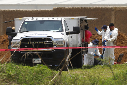 Peritos forenses trabajan en la excavación de una fosa clandestina en la zona de ‘Las Agujas’ en Zapopan (México).