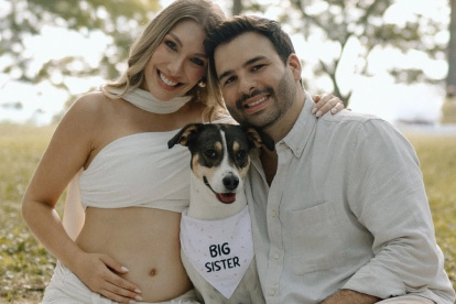 Emiliana Valdez con su esposo y su mascota.