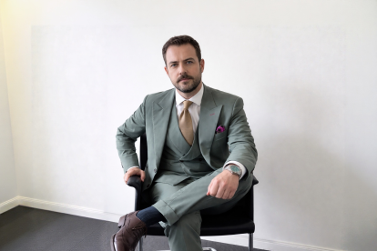 La IA apuesta por un traje mejor estructurado, elevando la imagen institucional.