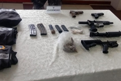 Dos personas, un hombre y una mujer con antecedentes por robo, fueron aprehendidas en Cuenca