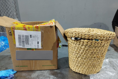 En total, la Policía enconctró cuatro planchas de cocaína en la caja.