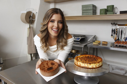 Desde su cocina, Maria Laura transforma una receta vasca en una experiencia sensorial.
