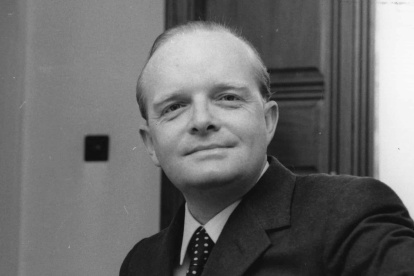 Capote fue un influyente novelista y periodista estadounidense, figura clave del siglo veinte por obras como Desayuno en Tiffany's.