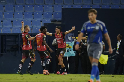 Los jugadores del Deportivo Cuenca celebran uno de los dos tantos con los que vencieron a Emelec en Guayaquil.