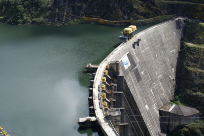 El embalse de Mazar es clave para la generación eléctrica de Ecuador.