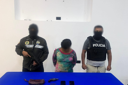 Una mujer fue aprehendida en Machala durante un operativo de la Policía Nacional.