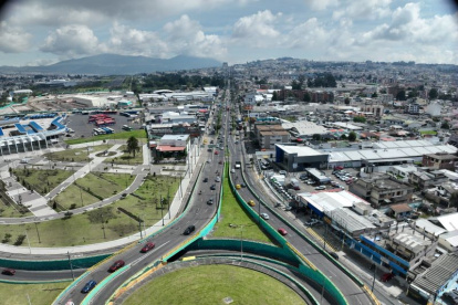 Los carriles centrales de la avenida Galo Plaza Lasso ya fueron rehabilitados.