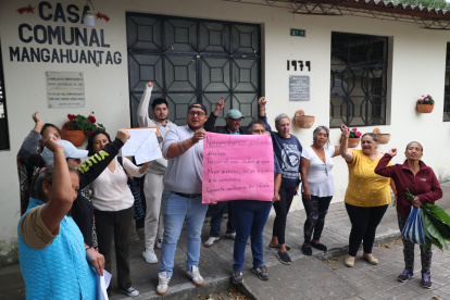 Moradores de las comunas de Puembo, con carteles y consignas, exigen a Epmaps soluciones urgentes ante la escasez de agua.