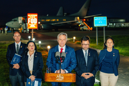 José Antonio Kast (c), hablando durante una rueda de prensa antes de abordar el vuelo a Buenos Aires.
