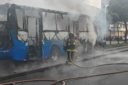 Las dos víctimas quedaron debajo del bus tras ser arrolladas. La unidad se incendió.