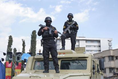 Dos soldados desplegados en el funeral del comandante de las Fuerzas Navales de la Guardia Revolucionaria Alireza Tangsiri en la plaza Engelab de Teherán