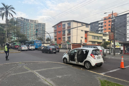 Automóvil involucrado en el operativo policial sigue en la zona de 12 de Octubre y Wilson, resguardado por las autoridades.