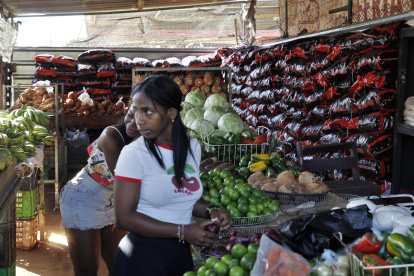 Personas compran alimentos en un mercado este viernes, 27 de marzo de 2026, en La Habana (Cuba).