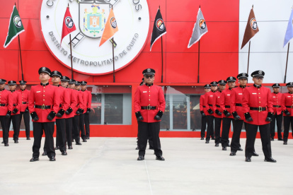 El Cuerpo de Bomberos Quito está conformado por 1.440 miembros, entre personal operativo y administrativo.