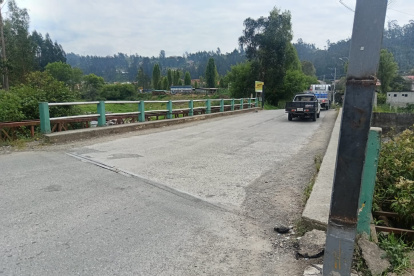 El puente Ochoa León se cerró al tránsito debido a fallas técnicas que se registran en su estructura.