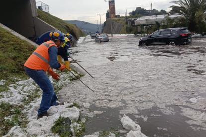 El COE Metropolitano atendió una inundación en la av. Universitaria y San Francisco tras las intensas lluvias.
