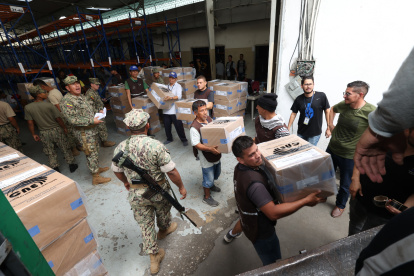 CNE del Guayas entregando los kit de votaciones.