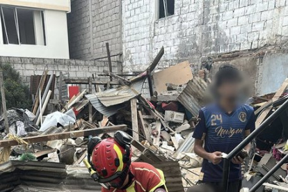 Vivienda colapsada tras una deflagración provocada por fuga de gas en el norte de Quito.