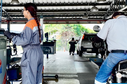 Conductores acuden a centros de revisión en Guayaquil tras la ampliación del plazo para la RTV sin multas.