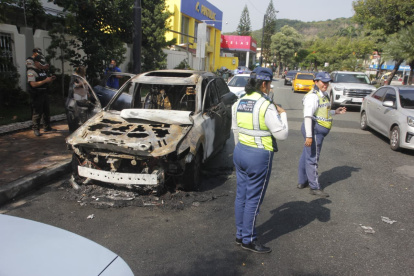 El vehículo quedó completamente destruido tras incendiarse en la avenida Las Monjas, en el norte de Guayaquil.