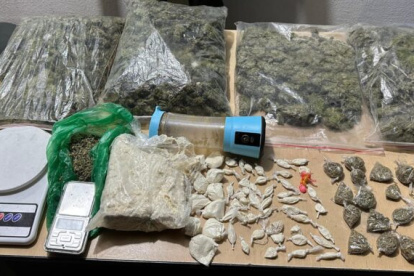 Entre las evidencias se encontró droga y una balanza.