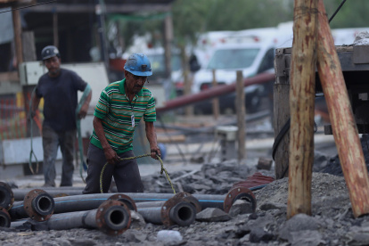 Voluntarios trabajan en el rescate de mineros atrapados en el estado de Sinaloa, México.