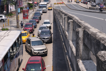 En la avenida Guillermo Pareja Rolando, en el norte de Guayaquil, hay cierres que afectan la circulación vehicular.