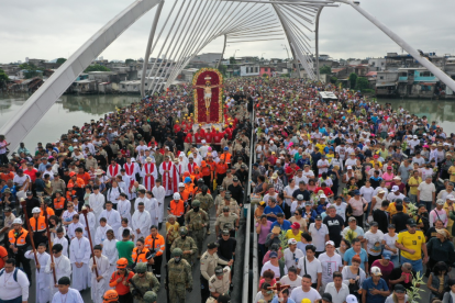 Fieles participan en la procesión de Cristo del Consuelo en Guayaquil